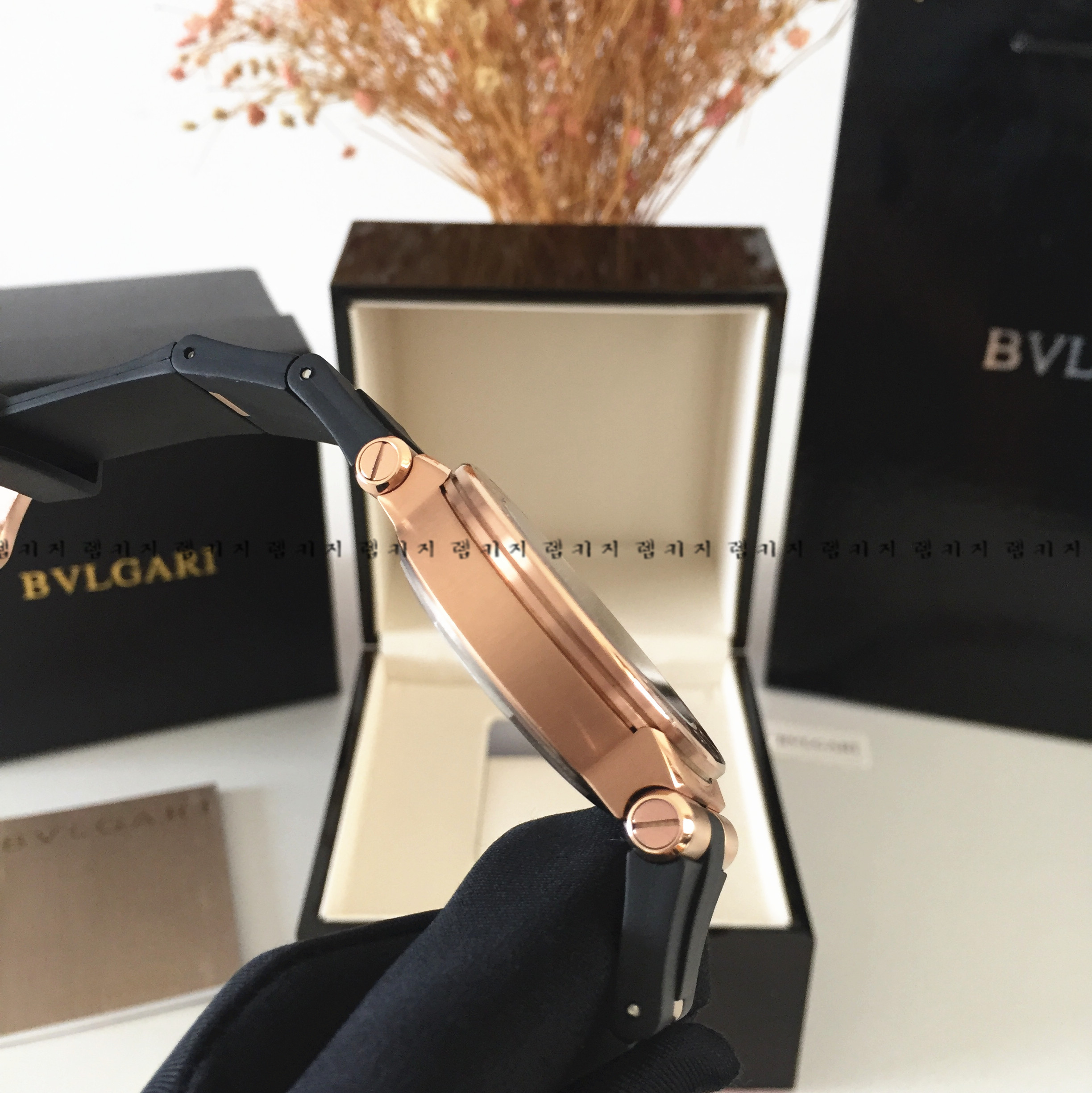 불가리 디아고노 금장 블랙다이얼 우레탄시계